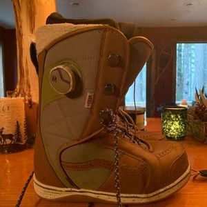 Snowboard boots
